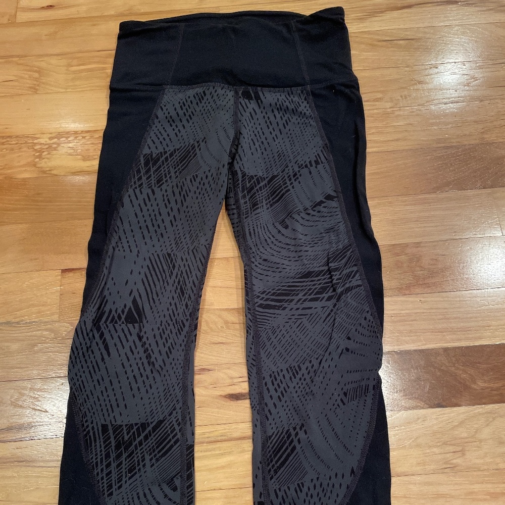 Athleta Black and Grey Patterned Capris